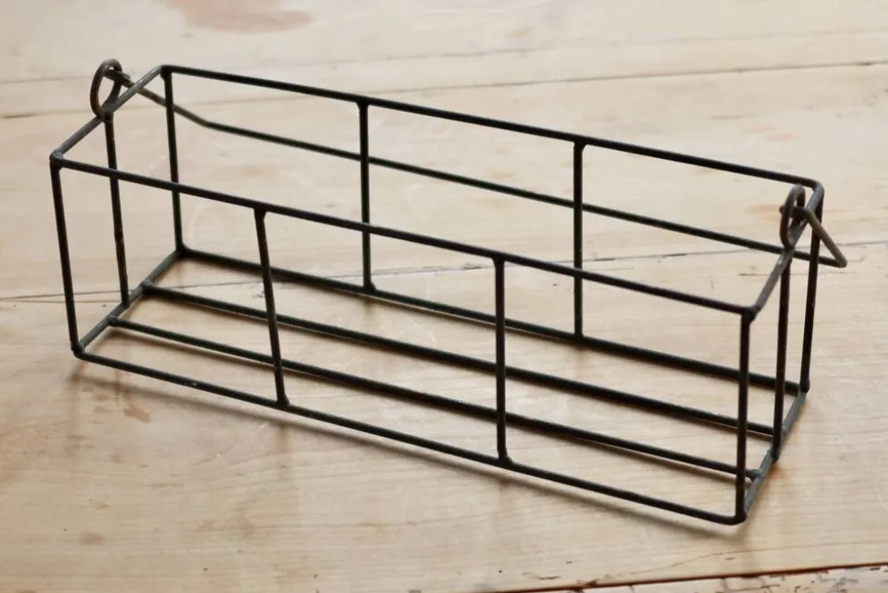 Panier rectangulaire en métal à structure filaire, doté d’une anse mobile e