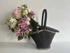 Panier vintage en rotin et plastique noir, années 50