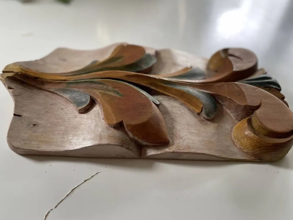 Panneau ancien en bois sculpté au décor de feuillage