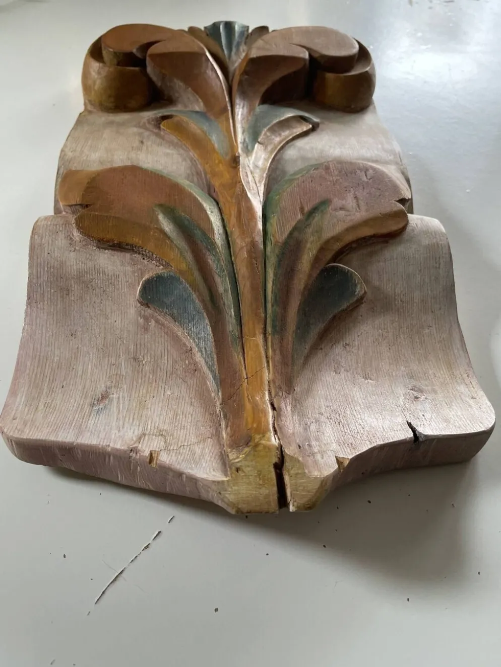 Panneau ancien en bois sculpté au décor de feuillage