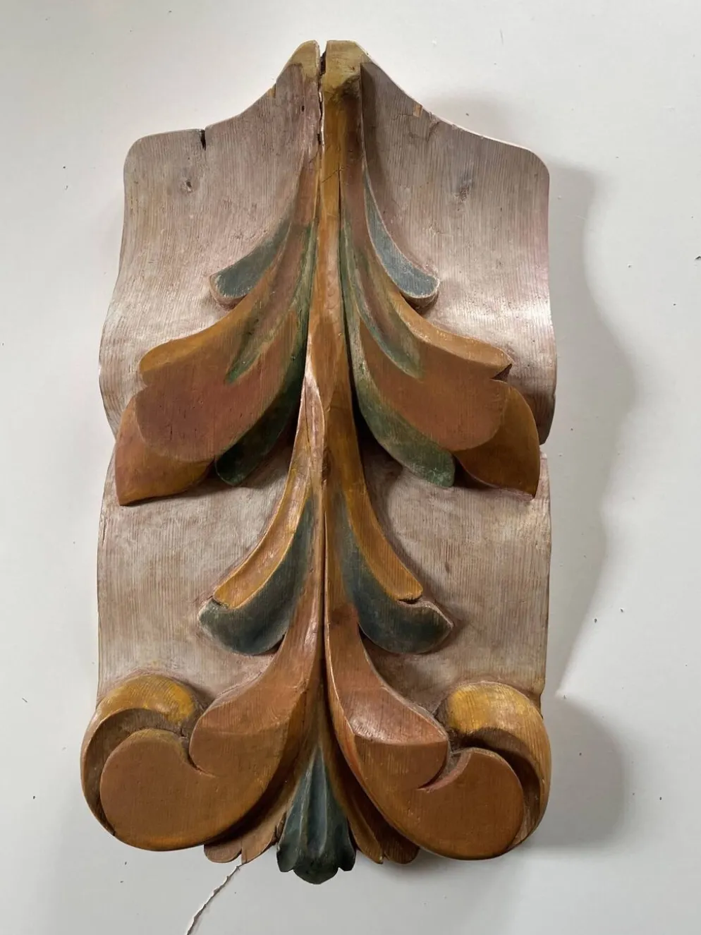 Panneau ancien en bois sculpté au décor de feuillage