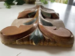 Panneau ancien en bois sculpté au décor de feuillage