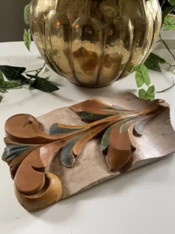 Panneau ancien en bois sculpté au décor de feuillage