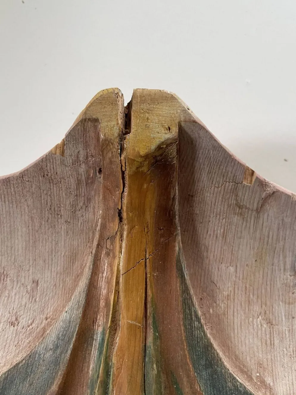 Panneau ancien en bois sculpté au décor de feuillage