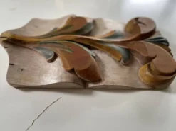 Panneau ancien en bois sculpté au décor de feuillage