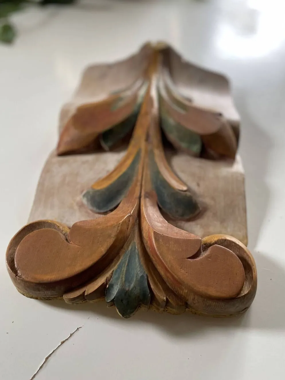 Panneau ancien en bois sculpté au décor de feuillage