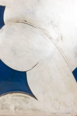 Panneau en bas-relief « L’Acrobate » argenté sur fond bleu. Contemporain.