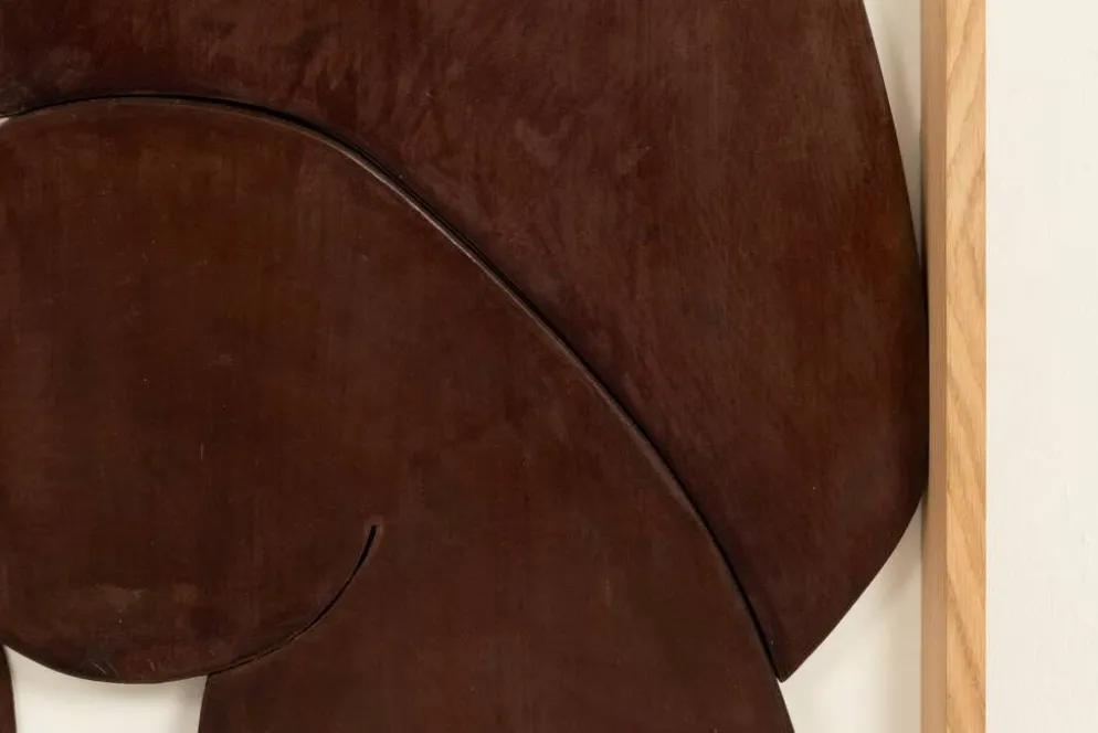 Panneau en bas-relief « Les Jumeaux » en bois patiné. Contemporain