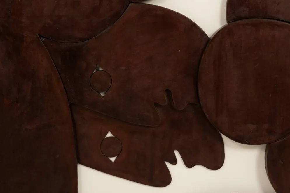Panneau en bas-relief « Les Jumeaux » en bois patiné. Contemporain