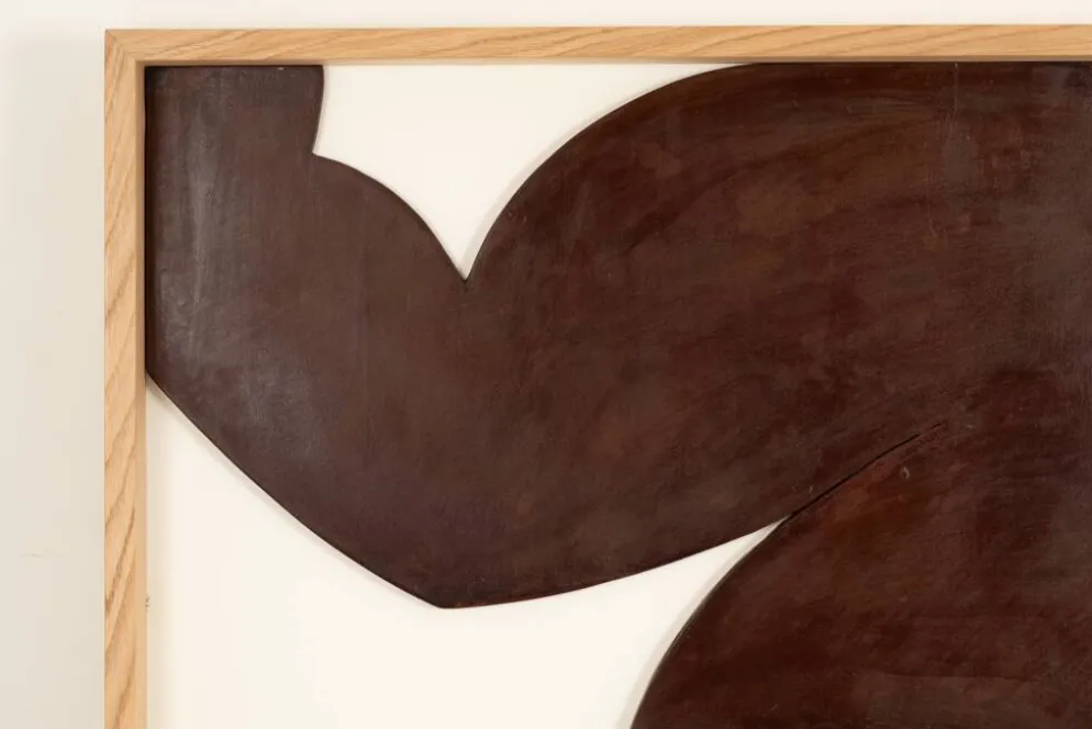 Panneau en bas-relief « Les Jumeaux » en bois patiné. Contemporain