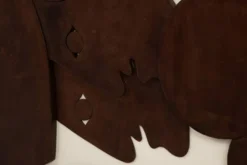 Panneau en bas-relief « Les Jumeaux » en bois patiné. Contemporain