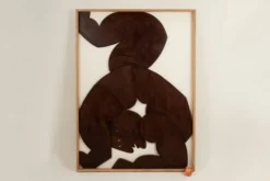 Panneau en bas-relief « Les Jumeaux » en bois patiné. Contemporain