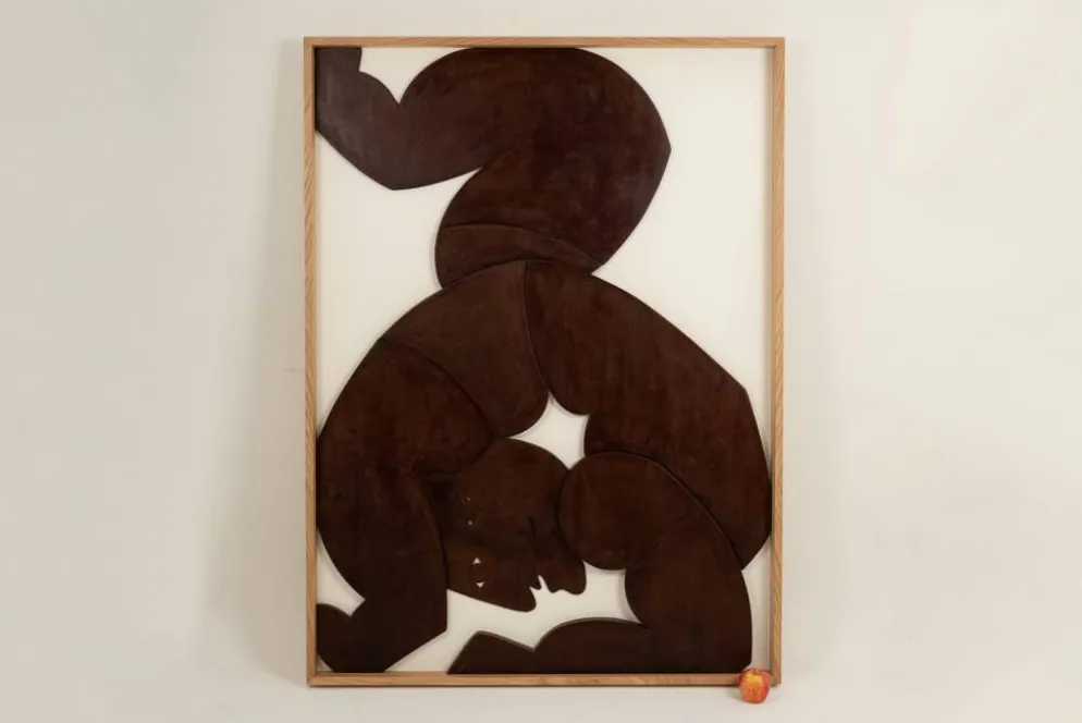 Panneau en bas-relief « Les Jumeaux » en bois patiné. Contemporain