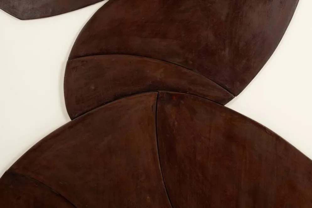 Panneau en bas-relief « Les Jumeaux » en bois patiné. Contemporain
