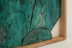 Panneau en bas-relief « Sortez du cadre !» en bois patiné. Contemporain