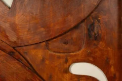 Panneau en bas-relief « Sortez du cadre !» en bois patiné. Contemporain