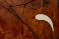 Panneau en bas-relief « Sortez du cadre !» en bois patiné. Contemporain