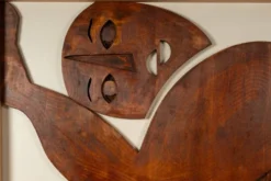 Panneau en bas-relief « Sortez du cadre !» en bois patiné. Contemporain
