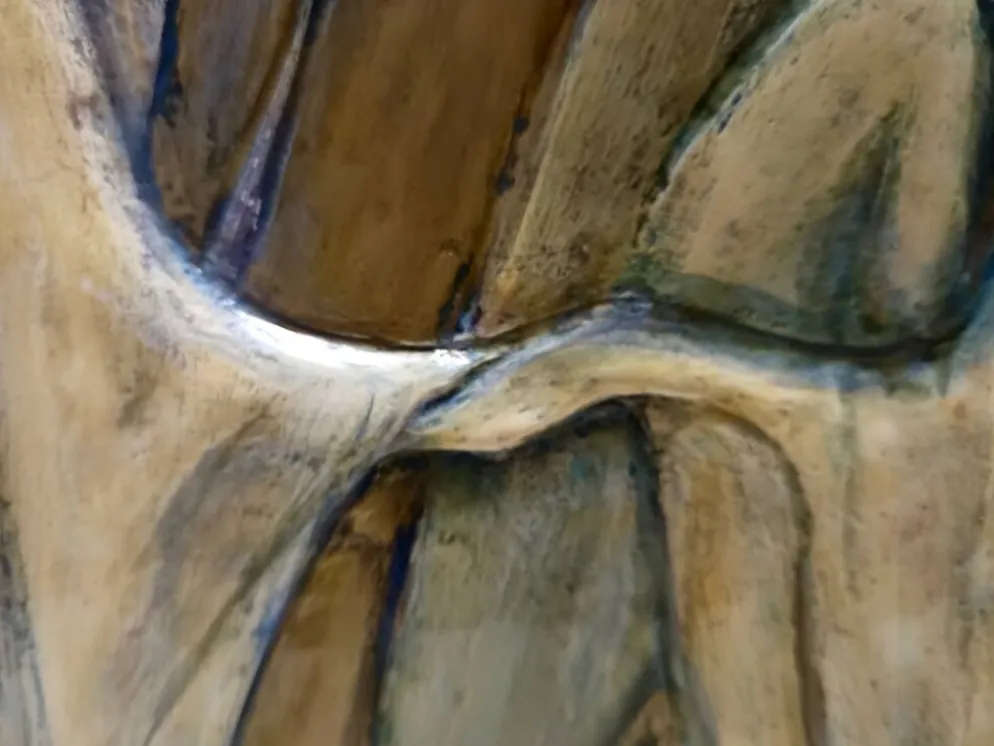 Panneau en hêtre peint et sculpté à la main représentant la Sainte Famille, Italie