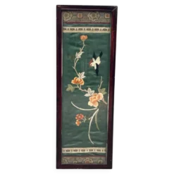 Panneau en soie brodé chinois encadré avec un oiseau et des fleurs.