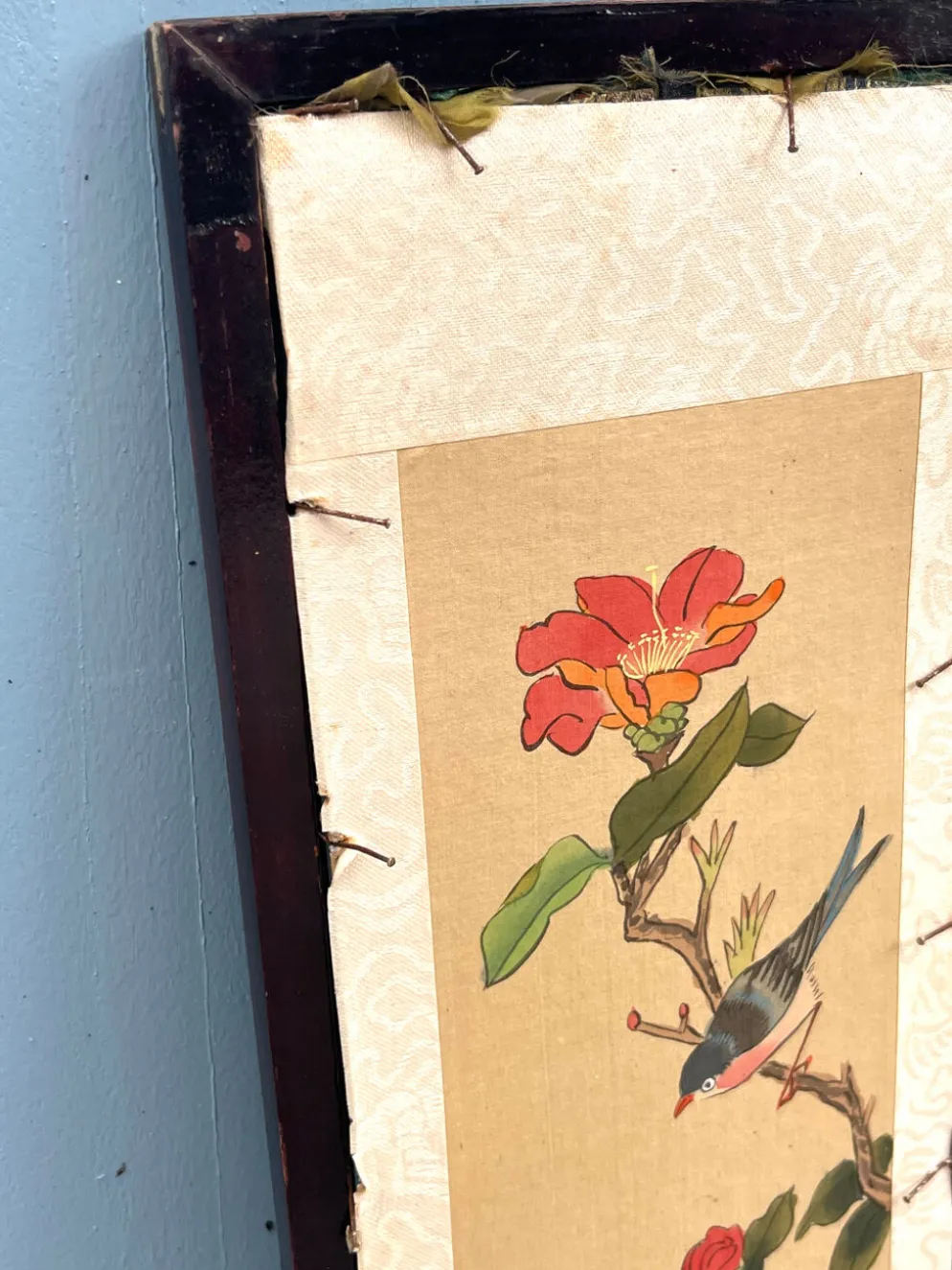 Panneau en soie brodé chinois encadré avec un oiseau et des fleurs.