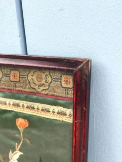 Panneau en soie brodé chinois encadré avec un oiseau et des fleurs.