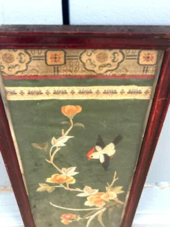 Panneau en soie brodé chinois encadré avec un oiseau et des fleurs.