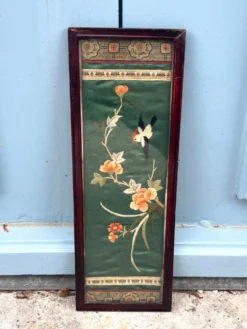Panneau en soie brodé chinois encadré avec un oiseau et des fleurs.