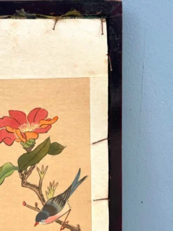 Panneau en soie brodé chinois encadré avec un oiseau et des fleurs.