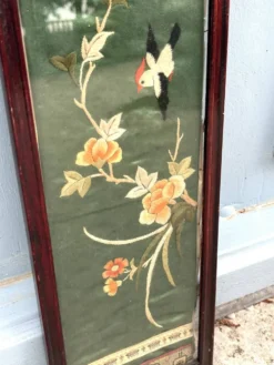 Panneau en soie brodé chinois encadré avec un oiseau et des fleurs.
