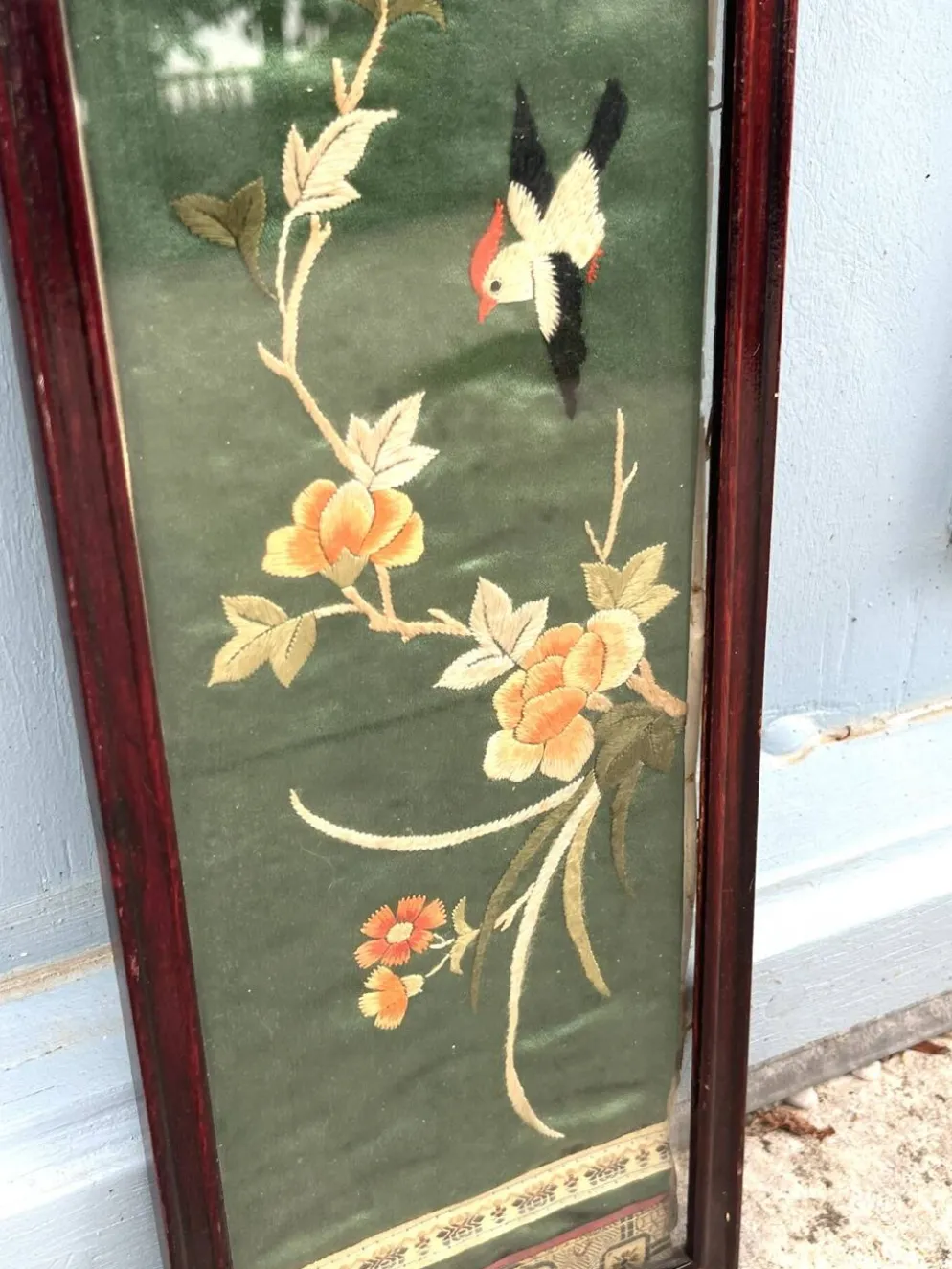 Panneau en soie brodé chinois encadré avec un oiseau et des fleurs.