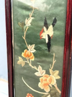 Panneau en soie brodé chinois encadré avec un oiseau et des fleurs.