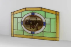 Panneau en verre teinté Art Déco représentant une scène de football précoce, Belgique vers 19