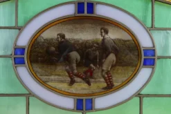 Panneau en verre teinté Art Déco représentant une scène de football précoce, Belgique vers 19