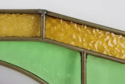Panneau en verre teinté Art Déco représentant une scène de football précoce, Belgique vers 19