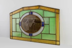 Panneau en verre teinté Art Déco représentant des coureurs en mouvement, Belgique vers 1910