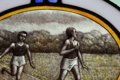 Panneau en verre teinté Art Déco représentant des coureurs en mouvement, Belgique vers 1910