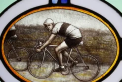 Panneau en verre teinté Art Déco représentant des cyclistes en mouvement, Belgique vers 1910