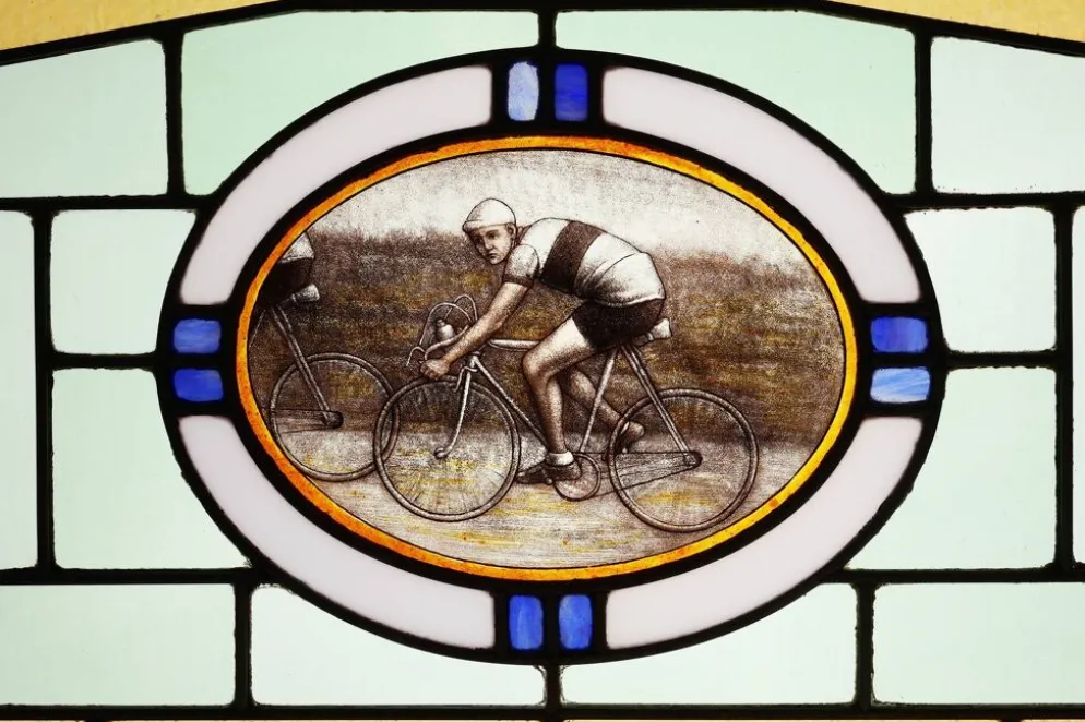 Panneau en verre teinté Art Déco représentant des cyclistes en mouvement, Belgique vers 1910
