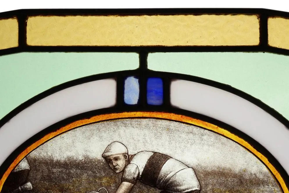 Panneau en verre teinté Art Déco représentant des cyclistes en mouvement, Belgique vers 1910