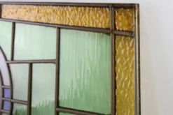 Panneau en verre teinté Art Déco représentant des cyclistes en mouvement, Belgique vers 1910