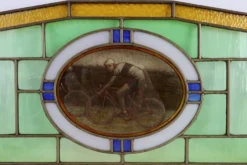 Panneau en verre teinté Art Déco représentant des cyclistes en mouvement, Belgique vers 1910