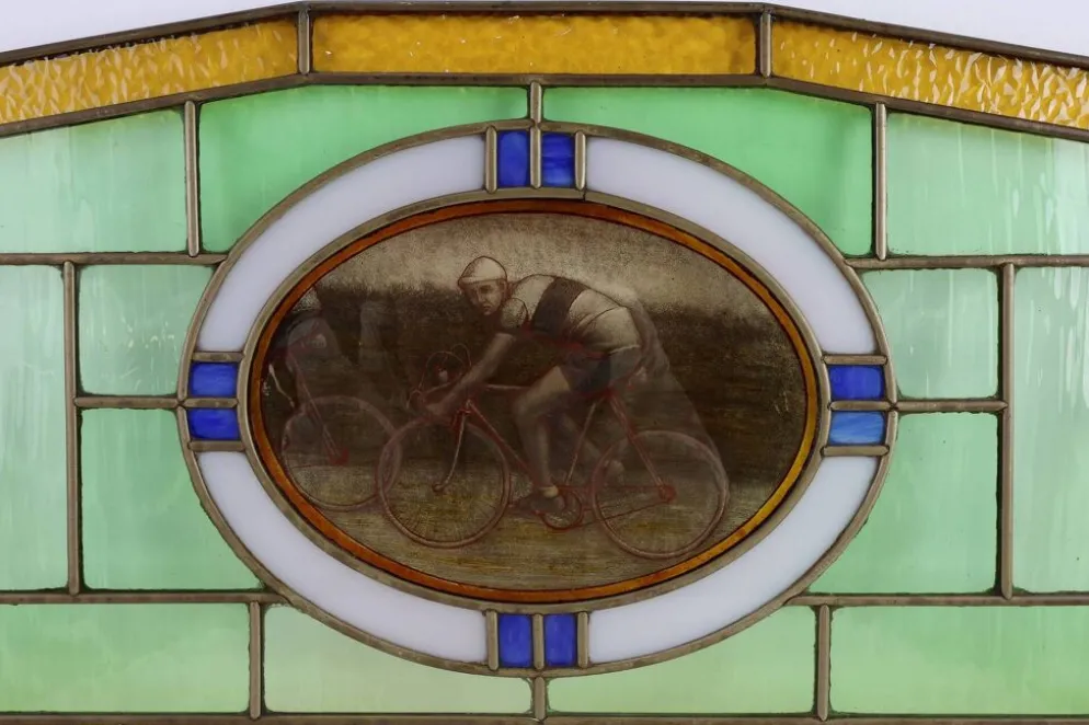 Panneau en verre teinté Art Déco représentant des cyclistes en mouvement, Belgique vers 1910