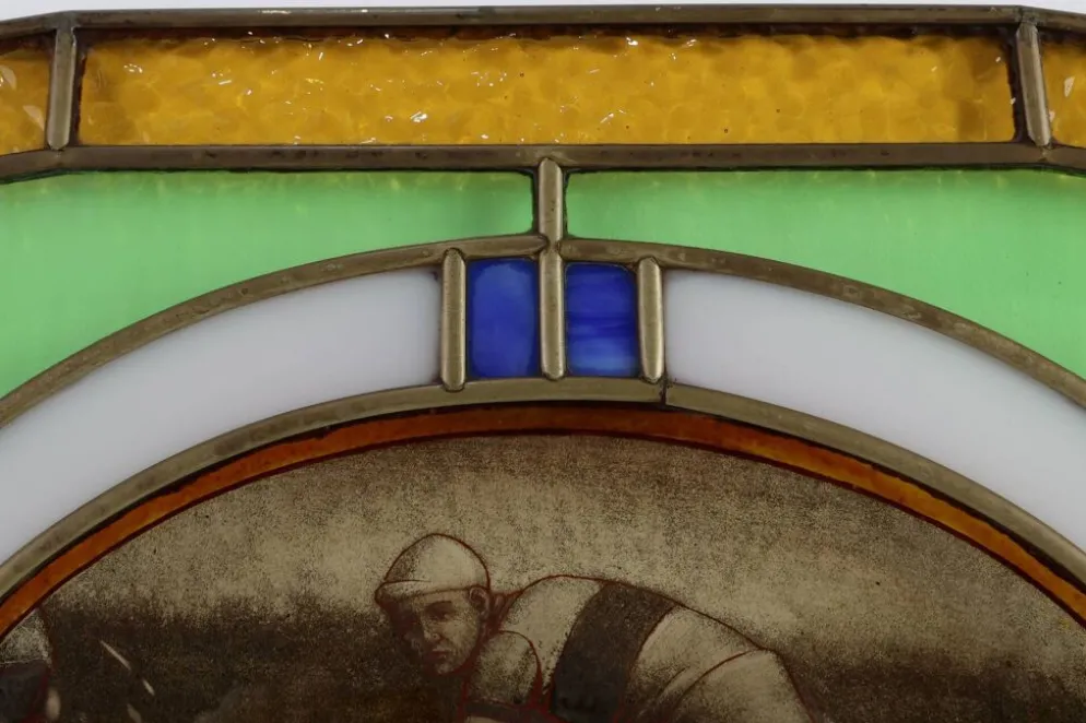 Panneau en verre teinté Art Déco représentant des cyclistes en mouvement, Belgique vers 1910