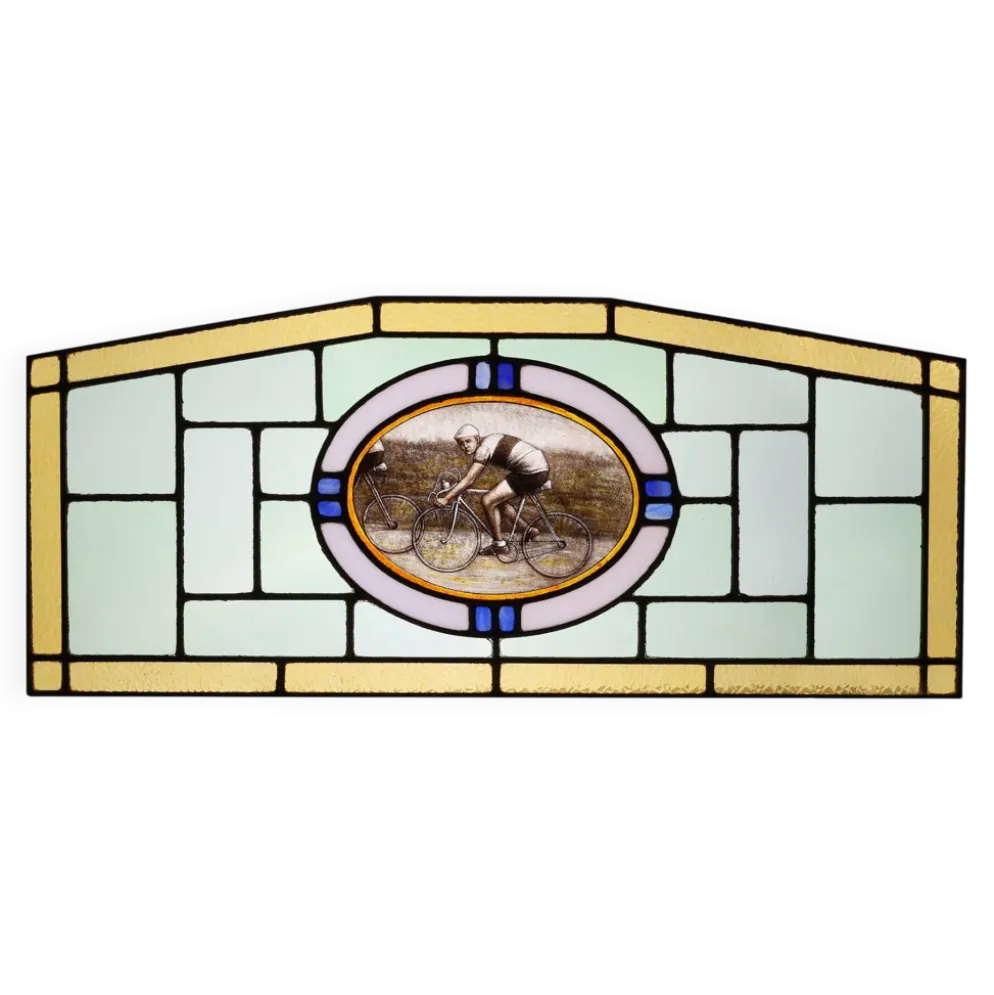 Panneau en verre teinté Art Déco représentant des cyclistes en mouvement, Belgique vers 1910