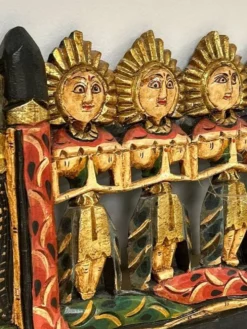 Panneau mural balinais bois sculpté doré polychrome dragon procession