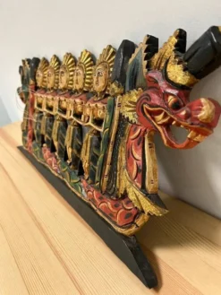Panneau mural balinais bois sculpté doré polychrome dragon procession