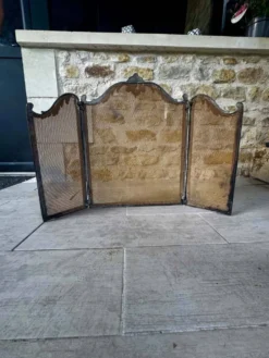Pare feu de cheminée en laiton style Louis XV