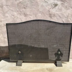 Pare feu de cheminée grille en métal et fleurs de Lys en fonte