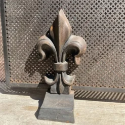 Pare feu de cheminée grille en métal et fleurs de Lys en fonte